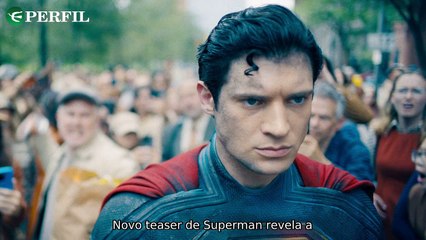 "Superman revela novo traje e doação generosa do NewJeans para crianças necessitadas"