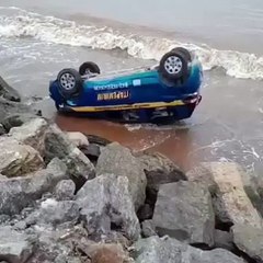 Vídeo: Aluna de autoescola capota carro em rodovia e instrutor se fere