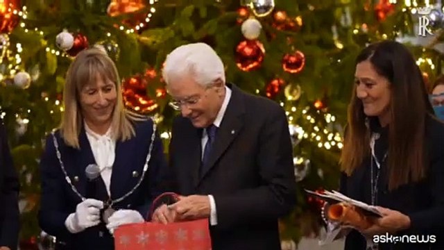 Mattarella d? regali a bambini delle Case Famiglia e del Bambino Ges?
