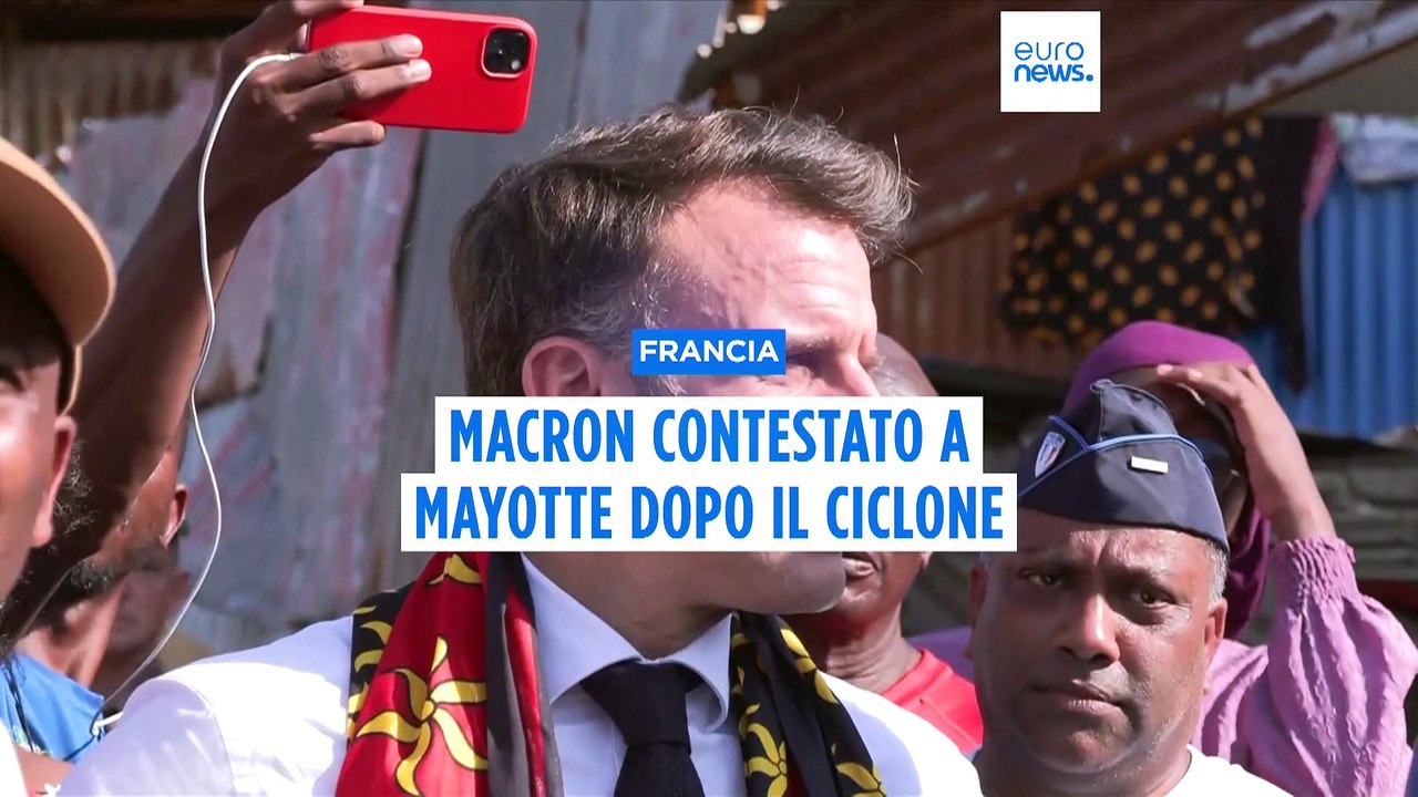 Mayotte, il presidente Macron contestato dagli abitanti dell'arcipelago