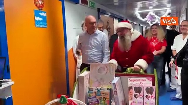 Fontana porta doni ai bambini del reparto di neuropsichiatria infantile del Gemelli di Roma