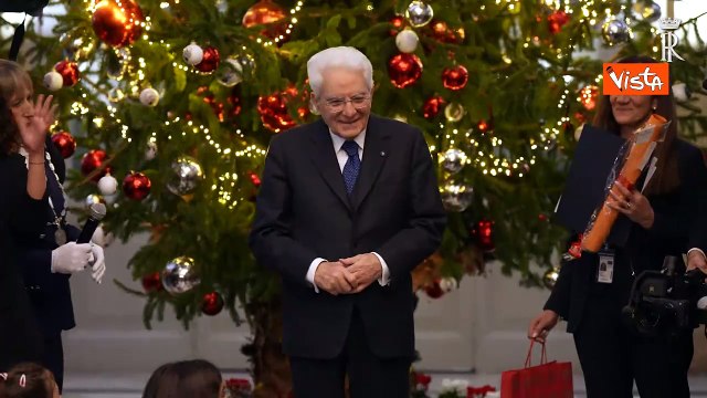 Mattarella ai bambini dell'Ospedale Bambin Gesu: Buon Natale! Non aspettate me per aprire i doni