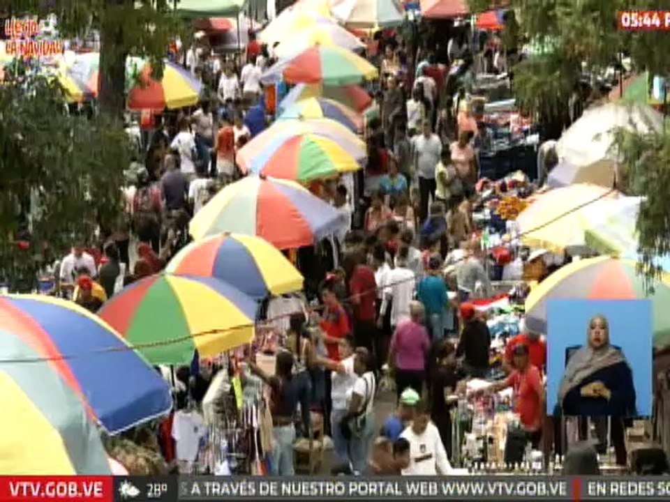 Venezolanos recorren el centro de Caracas realizando compras navideñas a precios accesibles