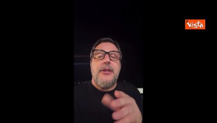 I baci di Salvini nella diretta Facebook a chi lo critica