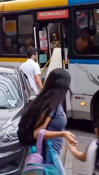 Homem tenta embarcar com geladeira em ônibus lotado e viraliza nas redes sociais