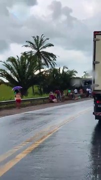 Grave acidente envolvendo uma carreta e um ônibus da Expresso Brasileiro na BR-101, entre Eunápolis e Itagimirim, sul da Bahia. Acompanhe as atualizações. #BR101 #SulDaBahia (1)