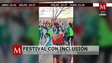 En Coahuila, maestra incluye a alumno con silla de ruedas en festival navideño