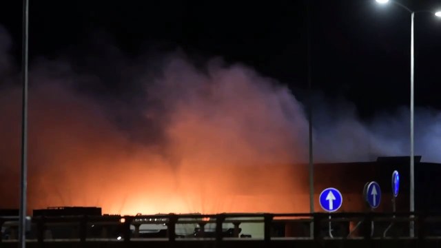 Fiamme alla Fercam alle 4.30 del mattino, i vigili del fuoco al lavoro per domare il rogo