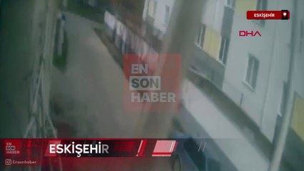 Eskişehir'de etrafını saran sokak köpeklerinden sırt çantasını savurarak kurtuldu