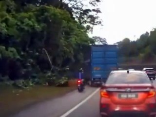 骑士突遇货车突然刹车，撞车后跌入路边草丛🚗