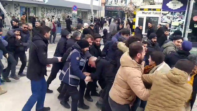 🔴Van'da, Gazeteci Nazım Daştan ve Cihan Bilgin için yapılmak istenen basın açıklamasına polis müdahale etti. Aralarında DEM Parti, DBP Van il Eşbaşkanları ve gazetecilerin olduğu çok sayıda kişi gözaltına alındı.