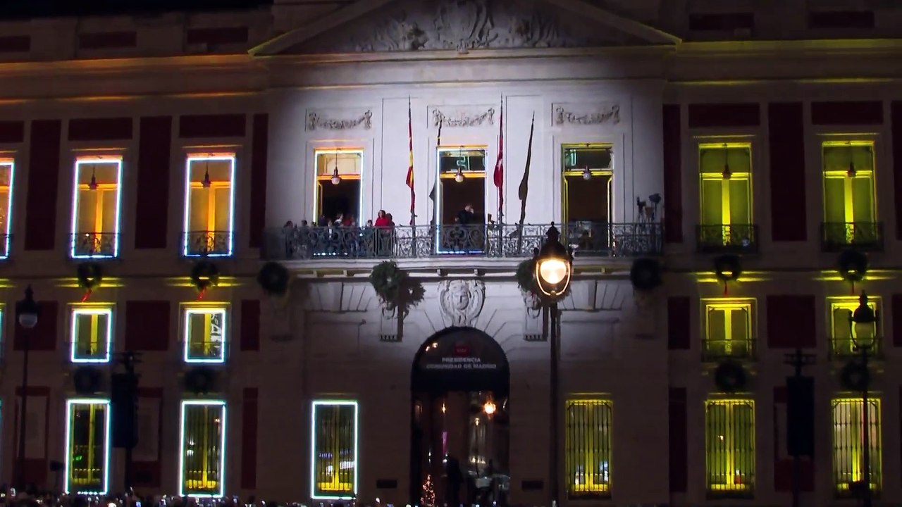 David Bisbal canta 'Mi burrito sabanero' desde el balcón de la Real Casa de Correos de Madrid