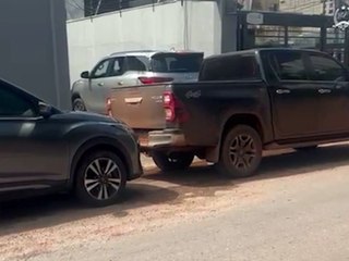 Caminhonete bloqueia portão e proprietário resolve o problema com próprio carro