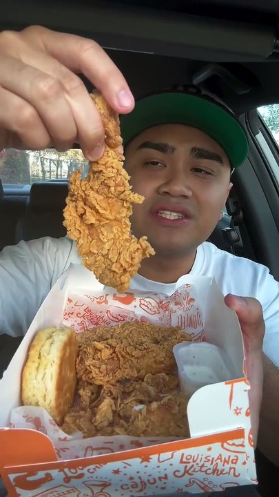 Follow for more ASMR videos🌮🍟 Credits: @natelo98 #mukbang #asmr #fastfood #asmreating