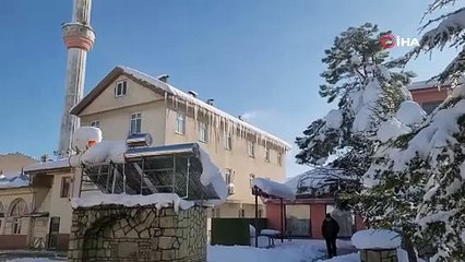 Karla kaplı ilçede büyüleyici görüntü! Çatılardan sarkıtlar sarktı