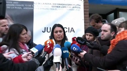 La familia de Esther López se concentra ante el juzgado