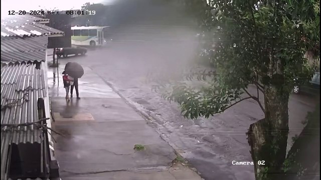 Casal é flagrado em câmeras de segurança furtando bicicleta em Cascavel