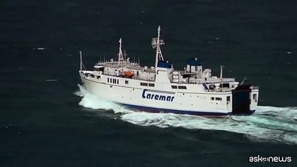 Mareggiata nel golfo di Napoli, traghetto Caremar sballottato dalle onde