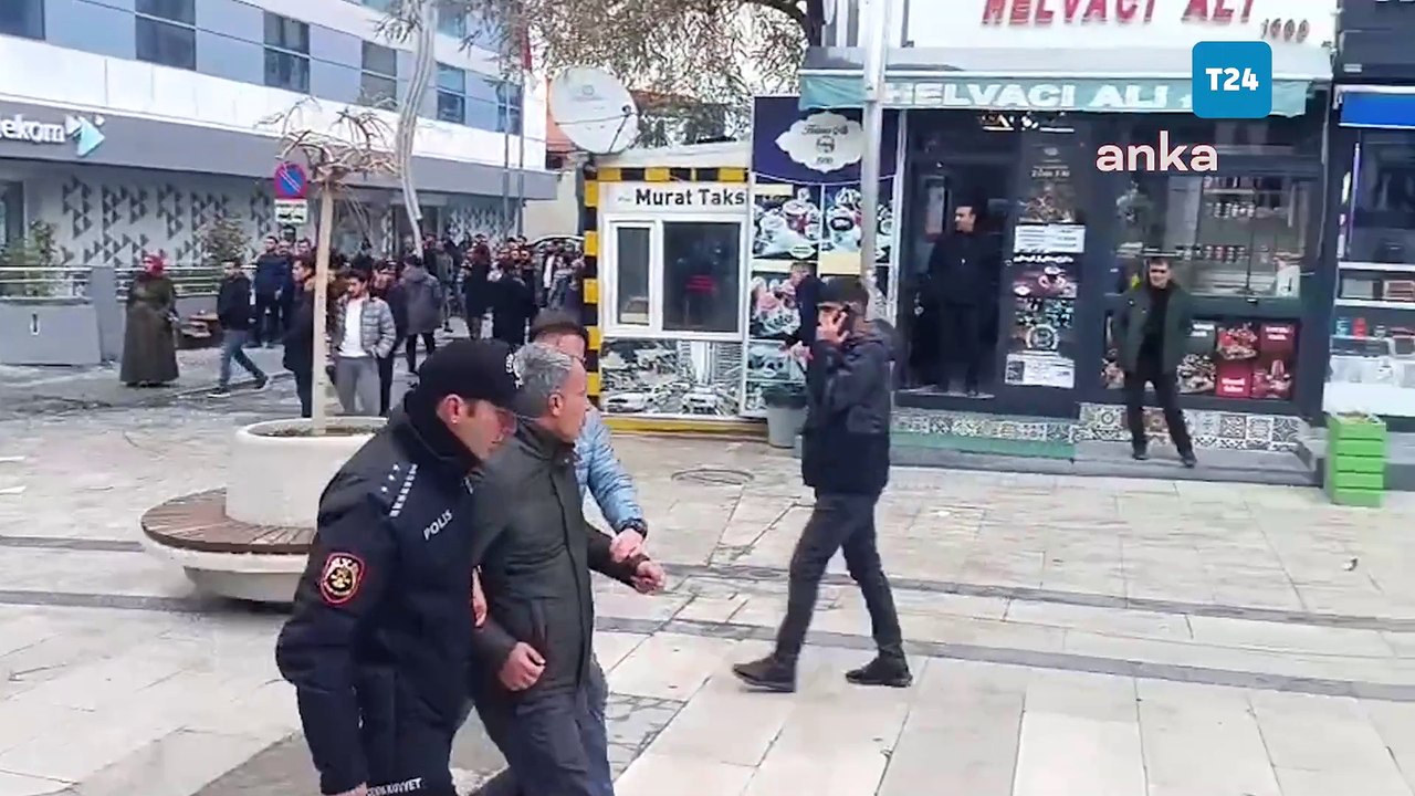 Van'da Suriye’de öldürülen gazeteciler için yapılmak istenen açıklamayı müdahale: 10'u gazeteci, 31 kişi gözaltına alındı