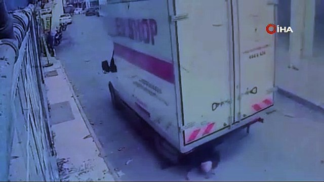 Geri manevra yapan kamyon yaşlı adamı ezdi! İşte o korkunç anlar!