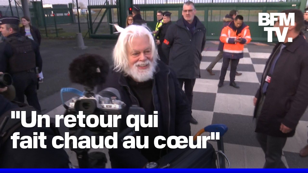 Le militant écologiste Paul Watson accueilli par des sympathisants à l'aéroport Roissy-Charles-de-Gaulle