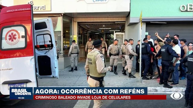 Criminoso baleado invade loja de celulares e faz reféns