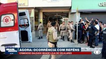 Criminoso baleado invade loja de celulares e faz reféns