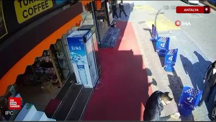 Antalya'da güldüren olay: Kaldırımda sohbet eden gencin kafasına kedi düştü
