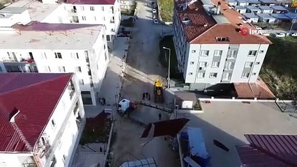 Uçan çatıdan böyle kaçtı! Saniyelerle canını kurtardı