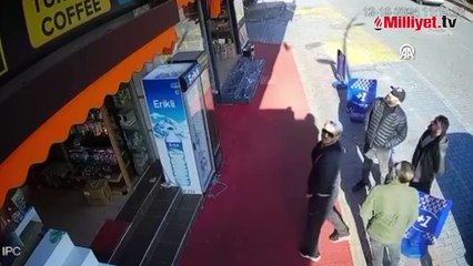 Kaldırımda duran kişinin başına çatıdan kedi düştü