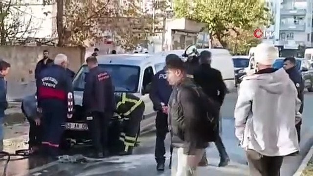 Seyir halindeyken yanan otomobili itfaiye söndürdü