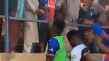 Tifosi Camerunensi sorprendono i calciatori con donazioni in contanti prima della partita 💸