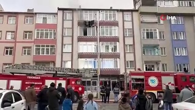 Apartman dairesinde korkutan yangın! Anne ve çocuğu ölümden döndü