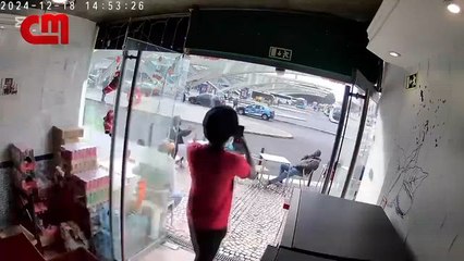 Una cámara de seguridad graba el pánico en una terraza antes de que la embistiera un autobús