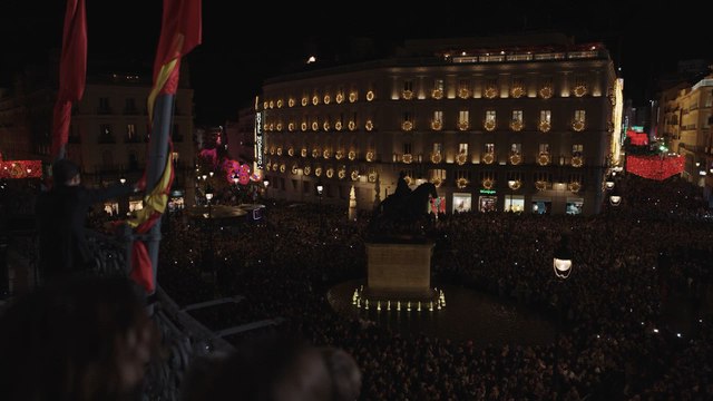 Ayuso acompaña a Bisbal en su actuación navideña en la Real Casa de Correos