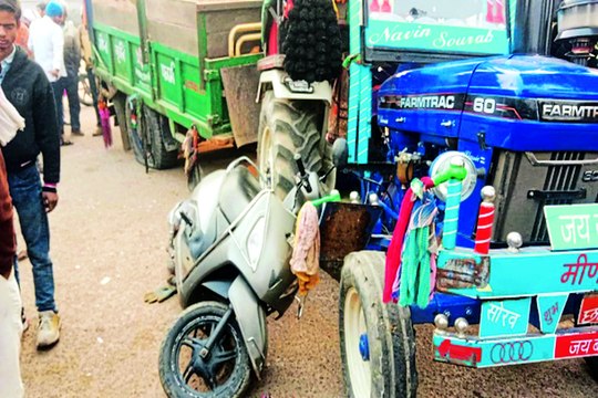 बजरी से भरी ट्रैक्टर-ट्रॉली ने स्कूटी सवार युवती को मारी टक्कर, हालत गंभीर... देखें वीडियो .....