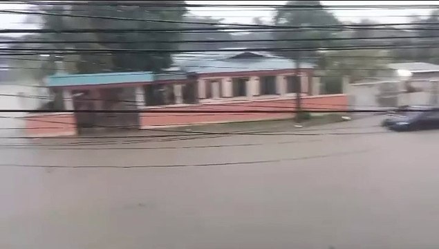 Fuertes lluvias inundan calles de Cortés en el norte del país