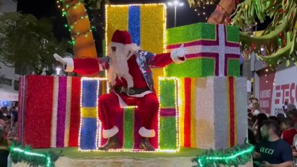 Parada de Natal em Peruíbe encanta moradores e turistas