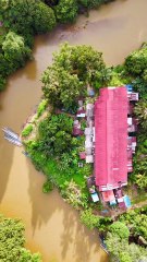 Ils vivent à 18 familles dans la même maison !