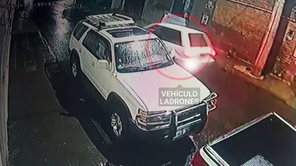 VIDEO: ¡En segundos! Delincuentes robaron una vagoneta de puerta de un domicilio