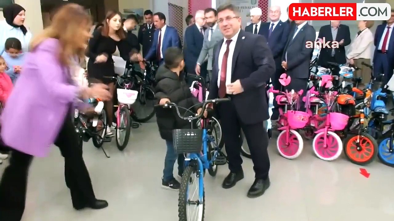 Balıkesir'de Öğrencilerden Sosyal Sorumluluk Projesi: Bisiklet Dağıtımı Yapıldı