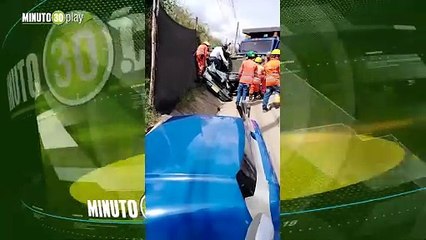 Volqueta aplastó y destruyó un carro en la vía hacia el Aeropuerto de Rionegro: un muerto y herido