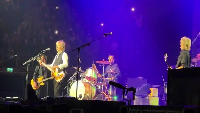 Paul McCartney invitó al escenario a Ringo Starr en el cierre de su gira