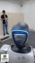 Robô humanoide chinês caminha e aperta mãos durante chegada em Joinville