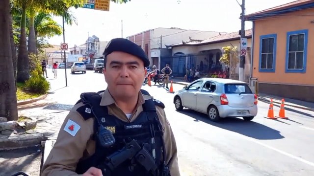 Motociclista tenta fugir de blitz e é contido por policial; vídeo da ação viraliza