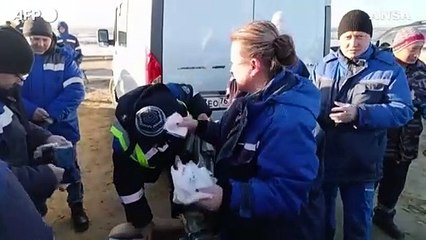 Russia, soccorritori e volontari puliscono una spiaggia del Mar Nero
