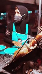 Street food di Bangkok, penjualnya seorang nenek yang kebetulan Muslim