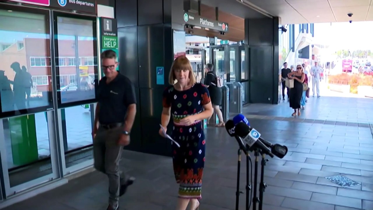 More than 360 Sydney train services cancelled as minister calls for union to withdraw action