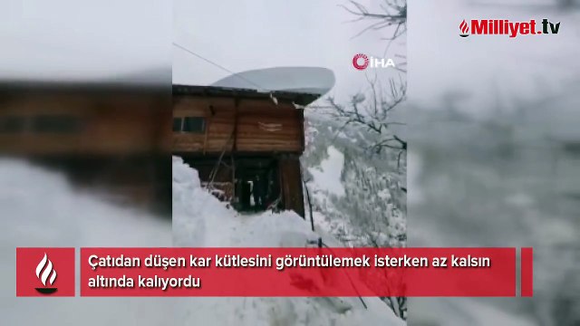 Çatıdan düşen kar kütlesini görüntülemek isterken az kalsın altında kalıyordu