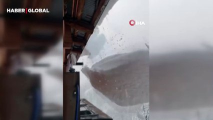 Artvin'de çatıdan düşen kar kütlesini görüntülemek isterken ölümden döndü!